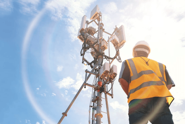Antenne 5G et technicien